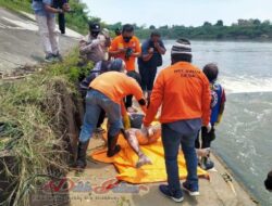 Mayat Mr.X mengapung Di Bendungan Sungai Brantas Gegerkan Warga Desa Jatimlerek