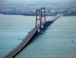 Sepeda Motor Dan Sandal Tak Bertuan Ditemukan Di Atas Jembatan Suramadu