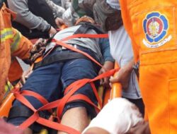 Perbaiki Reklame Saat Hujan, Seorang Pria Tersambar Petir