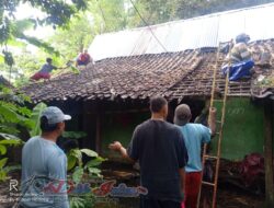 Relawan Magetan Robohkan Rumah ODGJ