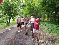 Berikan Rasa Aman Dan Nyaman, Kapolsek Sukolilo Bersama Masyarakat Perbaiki Jalan