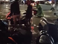 Puluhan Motor Mogok Saat Terjang Banjir Di Surabaya