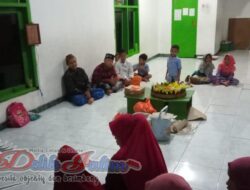Yayasan Taman Toyyibah Tasyarakuran Potong Tumpeng HUT 11 Pada Anak Didiknya