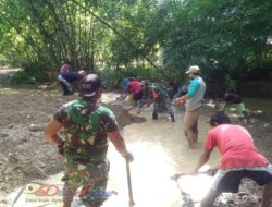 Antisipasi Banjir Susulan, Babinsa Ajak Warga Bersihkan Sungai