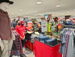 Serka A. Rumbawa dan Koptu Catur AKB di Matahari Singosaren Department Store