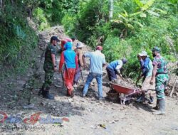 Babinsa Pentur Bantu Warga Bersihkan Material Longsor