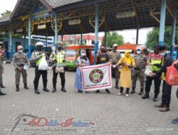 Komunitas Gresik Bersama Polri Dan Satpol PP Bagikan Nasbung Dan Masker Di Jumat Berkah