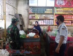 Serka Priyanto Bersama Security Sosialisasi PPKM di Pasar Harjodaksino