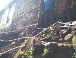 Longsor Runtuhkan Pondasi, Tagana Situbondo Turun Lokasi