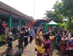 Jaga Imunitas, Relawan Gelar Senam Pagi Bersama Pengungsi Ngetos Nganjuk