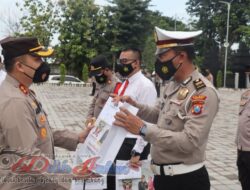 Kapolres Gresik Beri Penghargaan Dan Kejutan Untuk Anggotanya