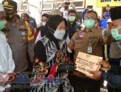 Mensos RI Didampingi Plh Direktur PSKBA Berikan Santunan Korban Longsor Pamekasan