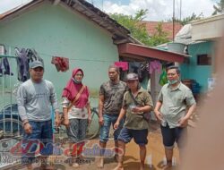 GPS Leces Bagi Nasi Bungkus Korban Banjir Desa Dringu