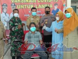 Warga Lansia Desa Kadilangu Antusias Ikuti Vaksinasi Covid-19