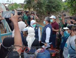 Bagikan Bantuan, Gubernur Khofifah Kunjungi Langsung Korban Banjir Dringu