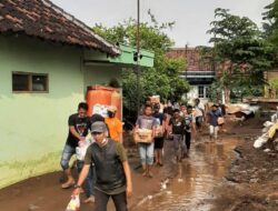 Semangat Jurnalis Probolinggo, Ikut Evakuasi Warga Terjebak Banjir Dringu