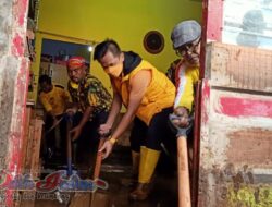 Golkar Kab. Probolinggo, Terjunkan Puluhan Relawan, Bersihkan Lumpur Sisa Banjir