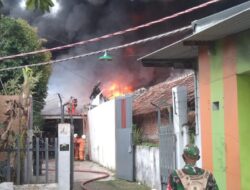 Kosong Dua Tahun, Pabrik Plastik Di Karangpoh Dilahap Sijago Merah