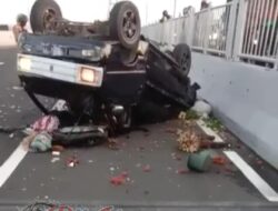 Pickup Terguling Di Suramadu Usai Di Tabrak, Satu Nyawa Melayang