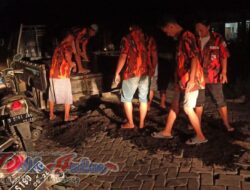 Pemuda Pancasila Pac Kembangbahu Giat Kerja Bakti Tutup Jalan Berlubang