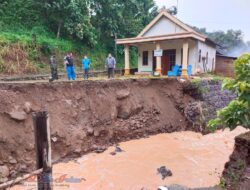 Banjir Longsor Lenyapkan Pos Ronda, Relawan Kediri Turun Lokasi