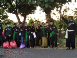 Bagi Takjil Penuh Semangat PS NU Pagar Nusa PAC Widodaren