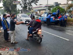 Implementasi Tagana Teman Masyarakat, Tagana Bagikan Takjil Di Jalan