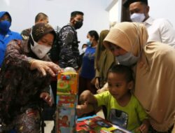 Mensos Risma Kunjungi Keluarga Korban KRI Nanggala 402 Di Jatim