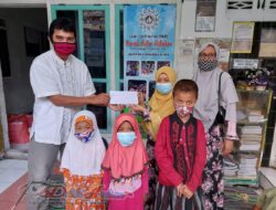 Peduli Sesama, Majelis Taklim Morokrembangan Donasi Untuk Rumah Pintar Matahari