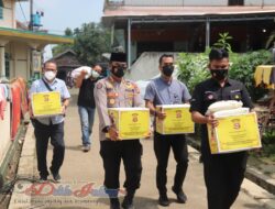 Gembira, Warga Ponpes “AL-KHOZINY” Terima Bingkisan Kapolda Banten