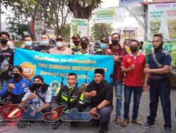IWJ Korwil Sisumo Metropolis Bagi Takjil Dan Masker Gratis