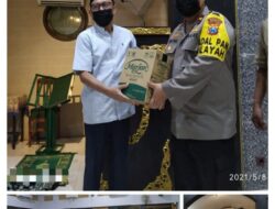 Terapkan Prokes, Kapolsek Gubeng Berikan Reward Ke Takmir Masjid Nurul Islam