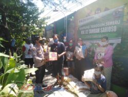 Berkah Ramadhan, Kapolsek Asemrowo Berbagi Sembako Di Tambaksari Oso