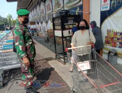 Babinsa Kelurahan Tipes Koramil 03/Serengan PPKM di Grosir Lotte Mart