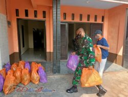 Aksi Sosial, Babinsa Sumber Bagikan Sembako Kepada Warga Terdampak Covid