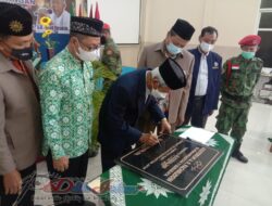 Penandatanganan Prasasti Peresmian Aula AR Fachruddin Warnai Halal Bihalal PCM Krembangan