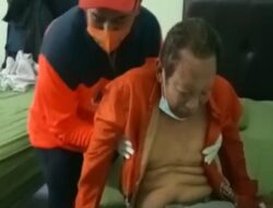 Peduli Tamu Karantina, Relawan BPBD Gendong PMI Asal Lombok Timur