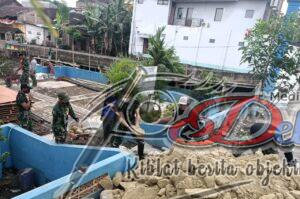 Guyub..!! Anggota Satgas TMMD Bersama Warga Kebut Pembangunan Talud