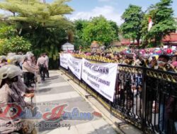 Bubarkan Penyekatan Swab, Ratusan Masyarakat Madura Demo Balaikota Surabaya