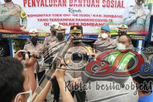 Kapolres Jombang Salurkan Bansos Kepada Komunitas Ojek Online