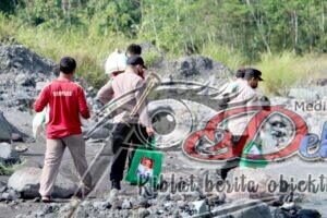Seberangi Sungai Lahar Dingin Semeru, Kapolres Lumajang Salurkan Bansos