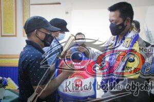 Kapolres Malang Salurkan Sembako ke Aremania di Stadion Kanjuruhan