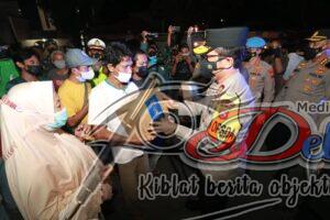 Kapolda Jatim Bagikan Bansos dan Ajak Masyarakat Satu Pemikiran
