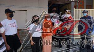 Komunitas Rakyat Peduli PPKM Bagikan Beras kepada Warga Sukomanunggal