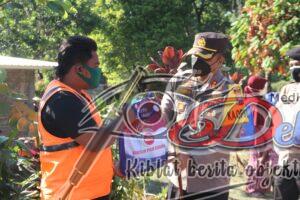 Kapolres Ngawi Serahkan 100 Paket Sembako Pelaku Wisata Srambang Park