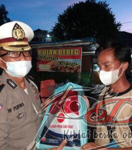 Ditlantas Polda Jatim Bagikan Bansos Bagi Masyarakat Terdampak PPKM