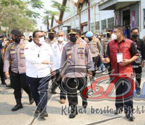 Tinjau Vaksinasi Buruh, Kapolri Harap Pertumbuhan Ekonomi Membaik