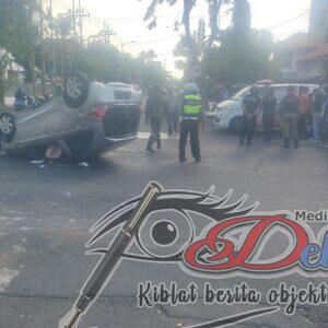 Berkendara Dengan Kecepatan Tinggi, Sebuah Mobil Teguling Di Jalan Kartini