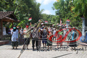 Polres Ngawi Bagikan 25 Paket Bansos Dan Ratusan Replika Bendera Merah Putih