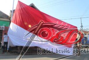 Gelorakan Nasionalisme, Kapolres Bangkalan Hadiri Pengibaran Bendera Raksasa di Kwanyar